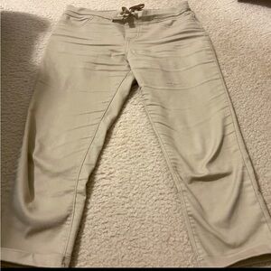 Size M | Beige , Cream , Tan Mid Rise 3/4 Capri